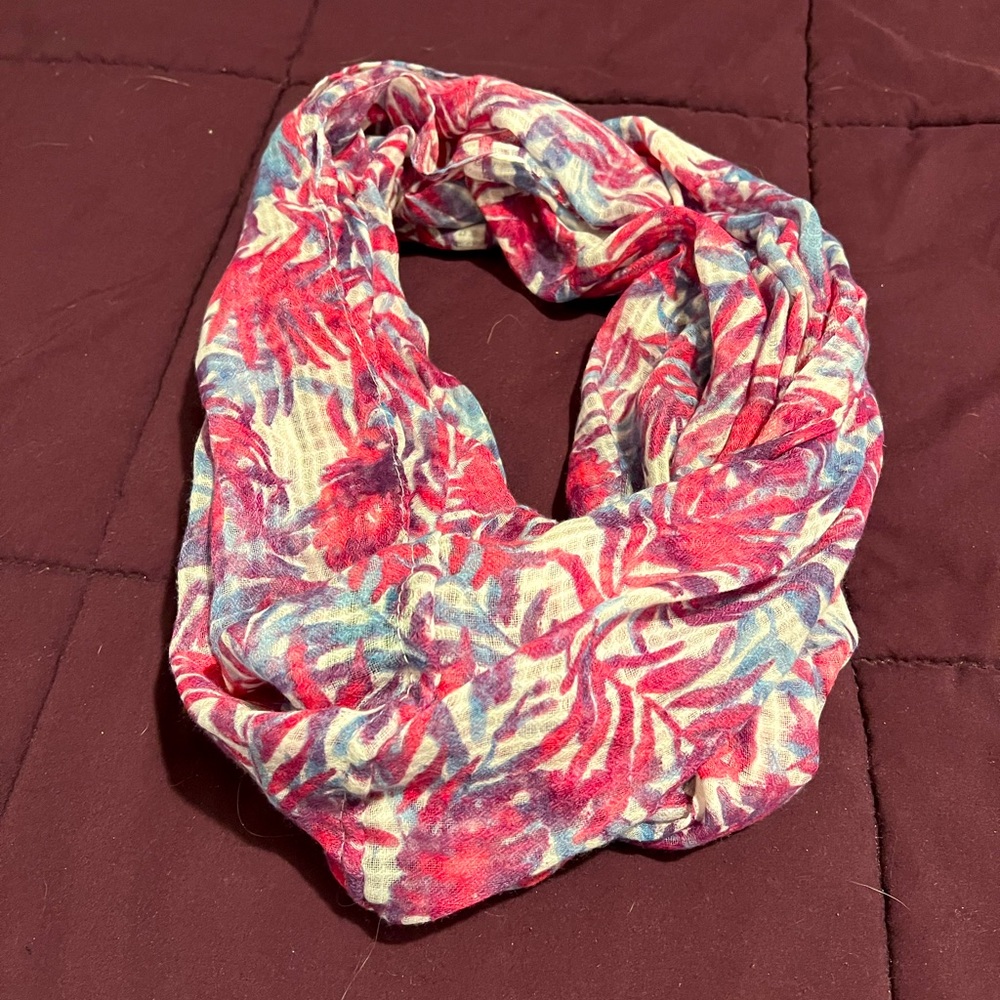 LIKE NEW!! Women’s abstract Fern Leaf Pattern, Infinity Scarf 🧣